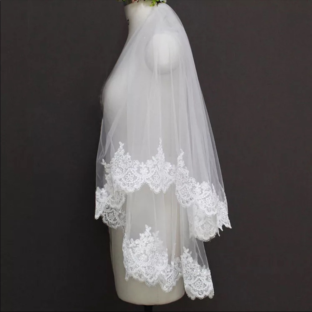 Wedding veil with lace edge
